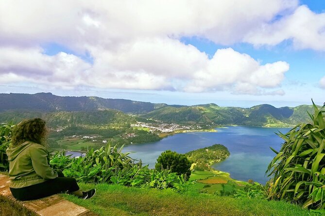 Azores: Shore Excursion Sete Cidades - Blue & Green Twin Crater Lakes - The vehicle and the seating reality: comfort, sound, and that all-important seat choice
