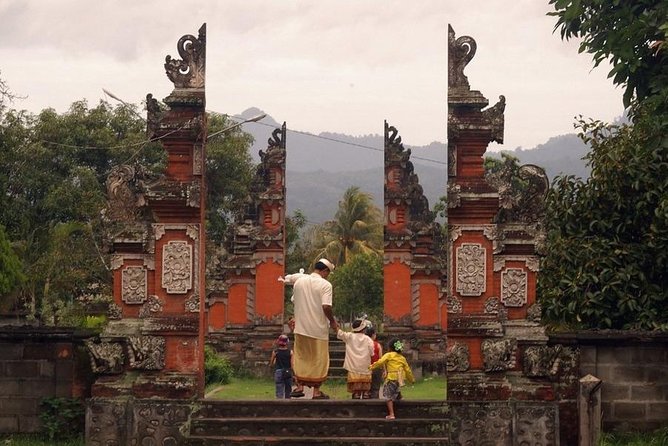 Excursions for Cruise Ship Passengers - Mayura Water Palace and the Lingsar temple question: confirm the temple stop