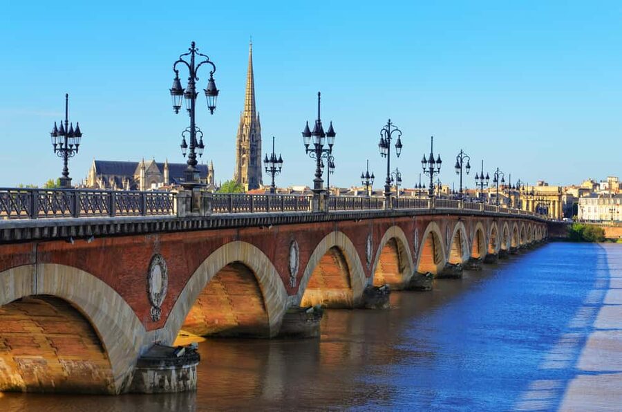 From Le Verdon Cruise Port: Bordeaux Guided Shore Excursion - The guided walking tour: a 3.5 km route that keeps you out of trouble