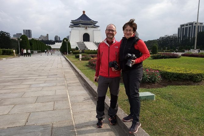 Keelung Shore Excursion: Xiangshan Hiking & Classic Taipei Culture Private Tour - Longshan Temple in Wanhua: The Spiritual Old City Stop