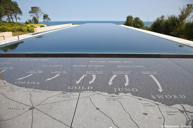 Le Havre Shore Excursion: Private Day Tour with Omaha Beach & American Cemetery - Longues-sur-Mer: original German guns and the ocean view that explains the fight