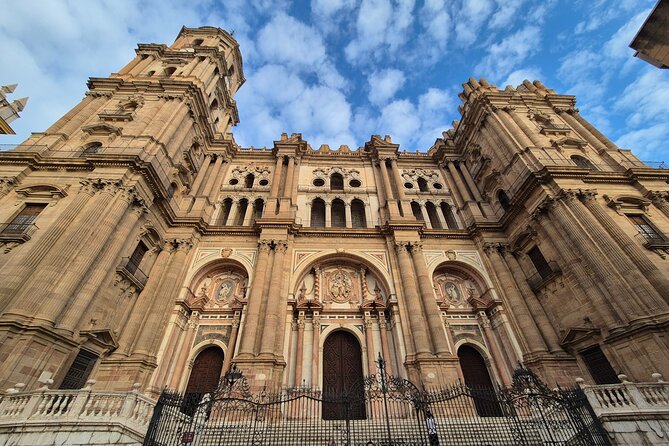 Malaga Highlights Shore Excursion with Tapas and Drinks - Plaza de la Constitución and Pasaje Chinitas: square to alley