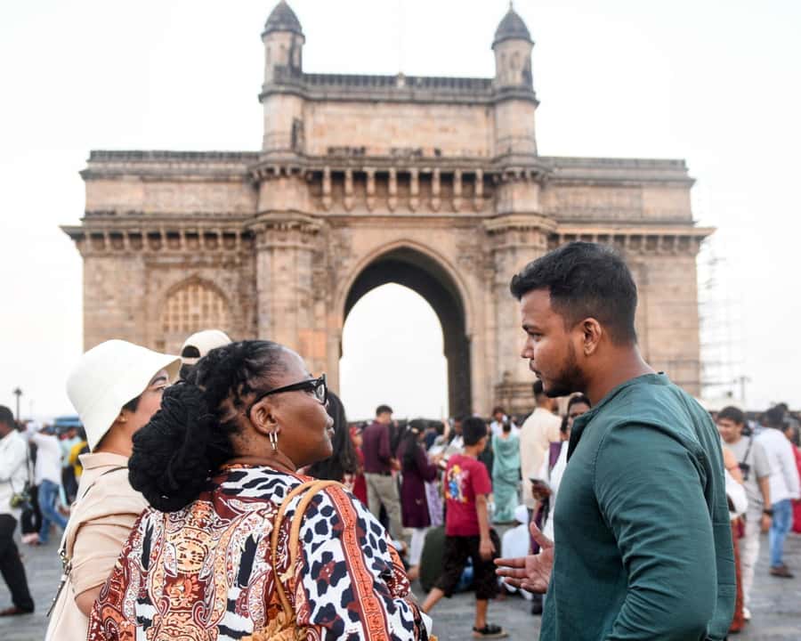 Mumbai: Group Shore Excursion for Cruise Passengers - Banganga Tank serenity and Colaba Causeway shopping time